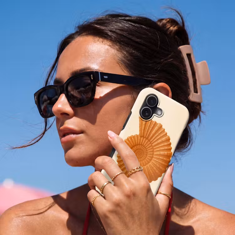 Schelp - Oranje - Ribbels Toughcase MagSafe Apple iPhone 17 klein -Sfeer2V