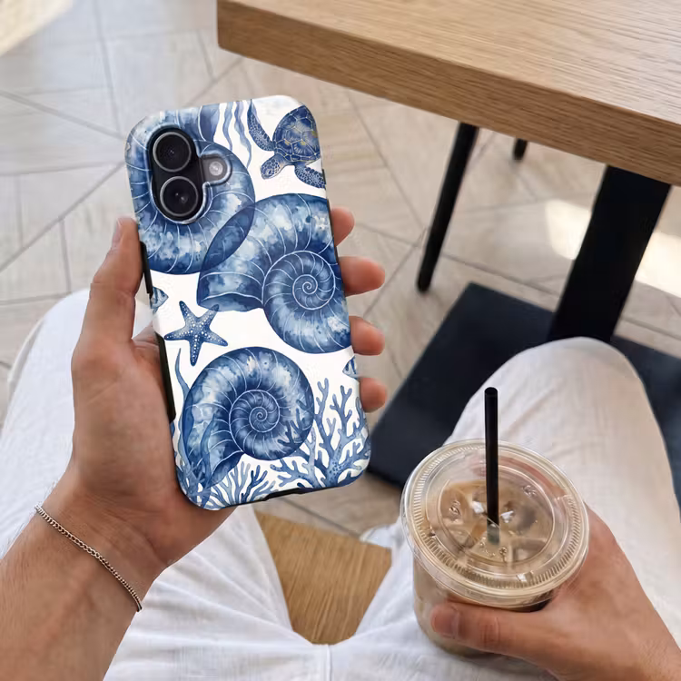 Schelp - Spiraal - Zeeleven - Aquarel - Blauw Toughcase MagSafe Apple iPhone 17 klein -Sfeer1M