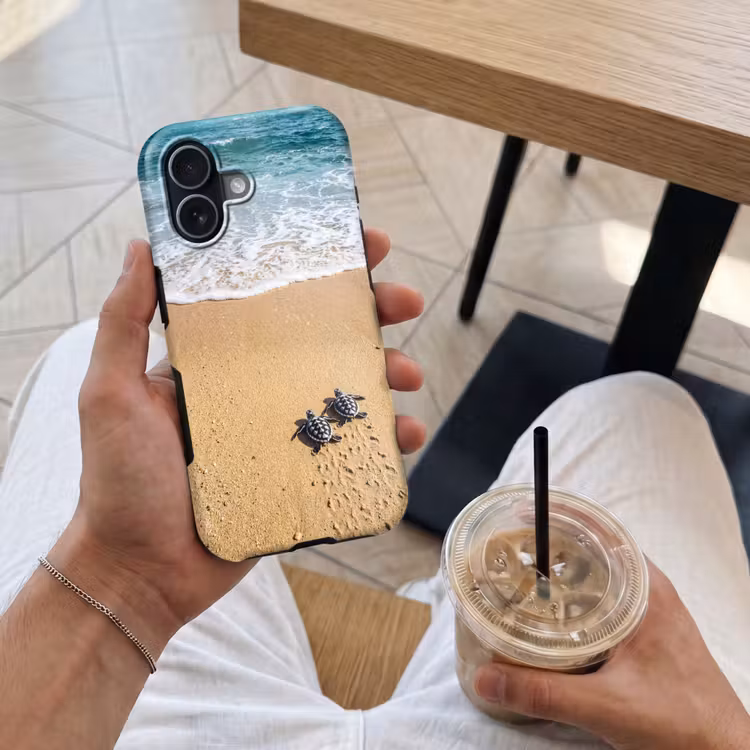 Schildpad - Jong - Strand - Oceaan - Blauw Toughcase MagSafe Apple iPhone 17 klein -Sfeer1M