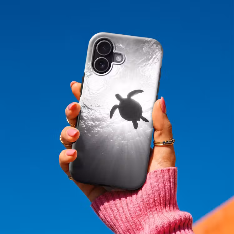 Schildpad - Onderwater - Lichtstralen - Oceaan - Zwart-wit Toughcase MagSafe Apple iPhone 17 klein -Sfeer1V