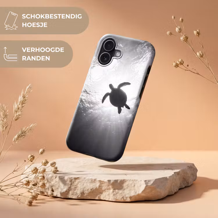 Schildpad - Onderwater - Lichtstralen - Oceaan - Zwart-wit Toughcase MagSafe Apple iPhone 17 klein -USP_RandenV_NL