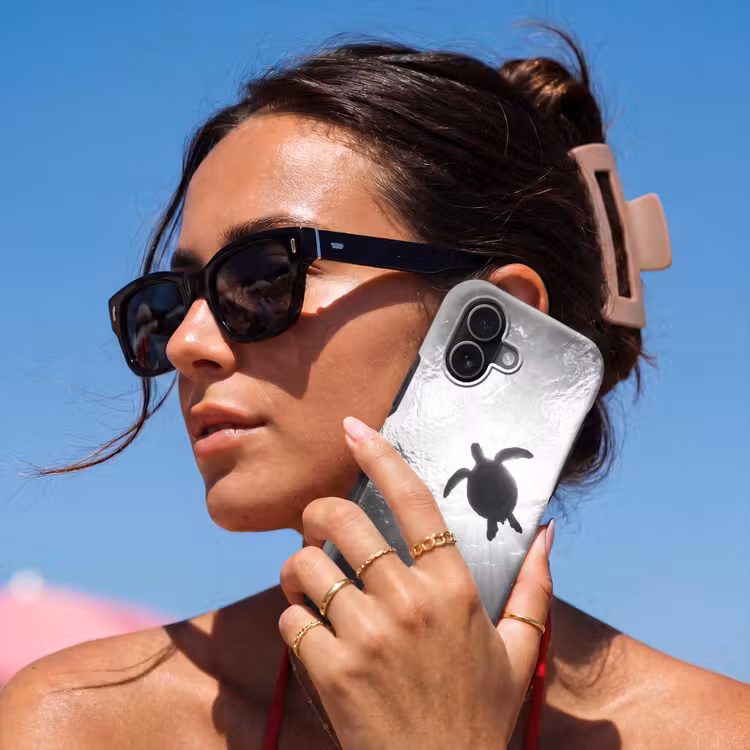 Schildpad - Onderwater - Lichtstralen - Oceaan - Zwart-wit Toughcase MagSafe Apple iPhone 17 klein -Sfeer2V