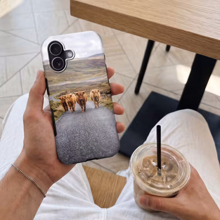 Schotse Hooglanders - Weg - Landschap - Kudde Toughcase MagSafe Apple iPhone 17 klein -Sfeer1M