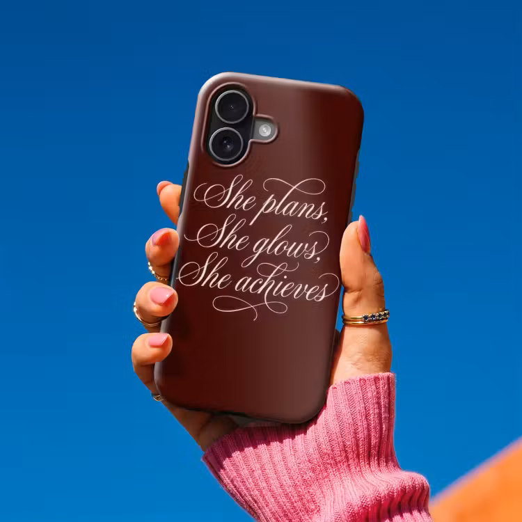 She plans she glows she achieves - Rood - Cursief Toughcase MagSafe Apple iPhone 17 klein -Sfeer1V