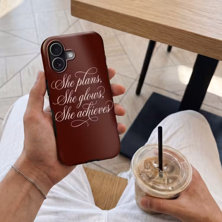 She plans she glows she achieves - Rood - Cursief Toughcase MagSafe Apple iPhone 17 klein -Sfeer1M