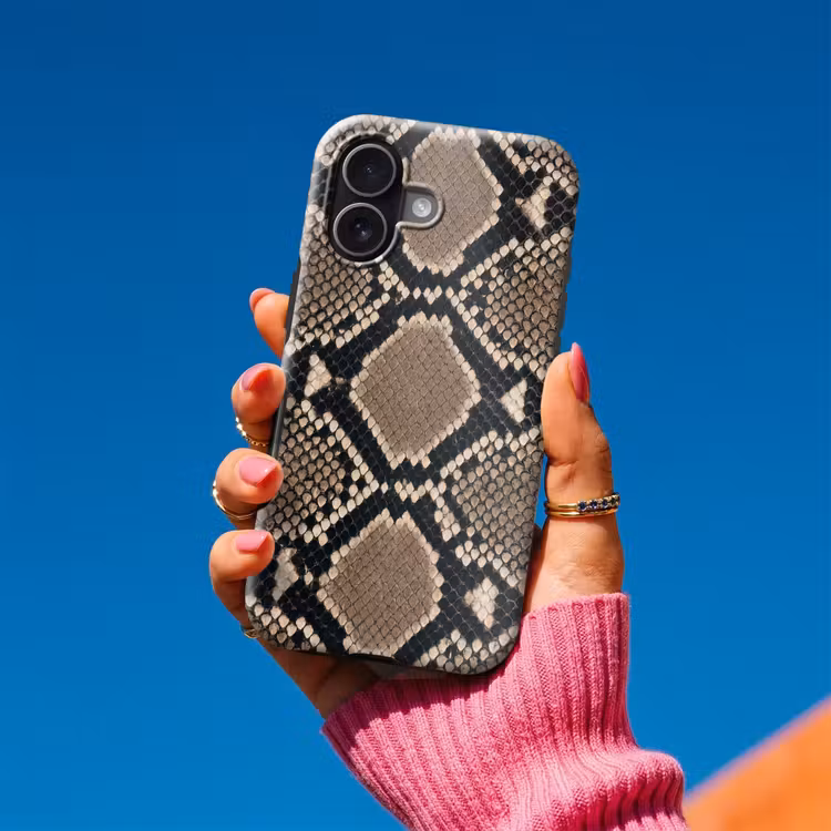Slangenprint - Python - Bruin Toughcase MagSafe Apple iPhone 17 klein -Sfeer1V