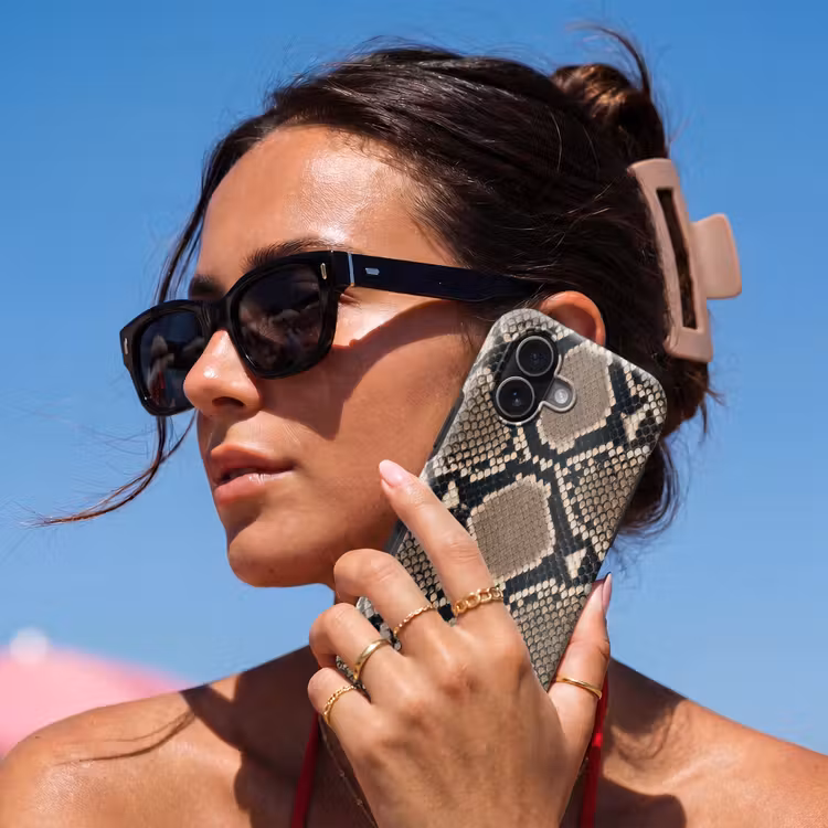 Slangenprint - Python - Bruin Toughcase MagSafe Apple iPhone 17 klein -Sfeer2V