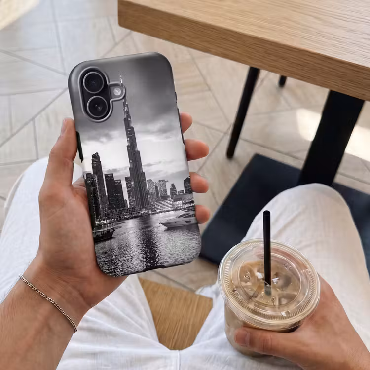Stad - Skyline - Architectuur - Avond - Zwart-wit Toughcase MagSafe Apple iPhone 17 klein -Sfeer1M
