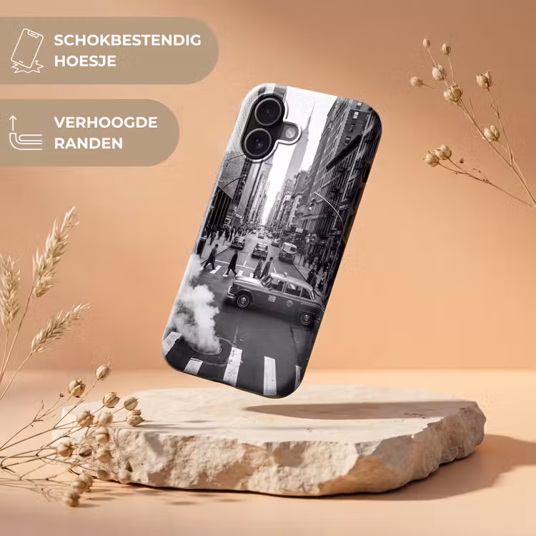 Stad - Straat - Gebouwen - Verkeer - Zwart-wit Toughcase MagSafe Apple iPhone 17 klein -USP_RandenV_NL