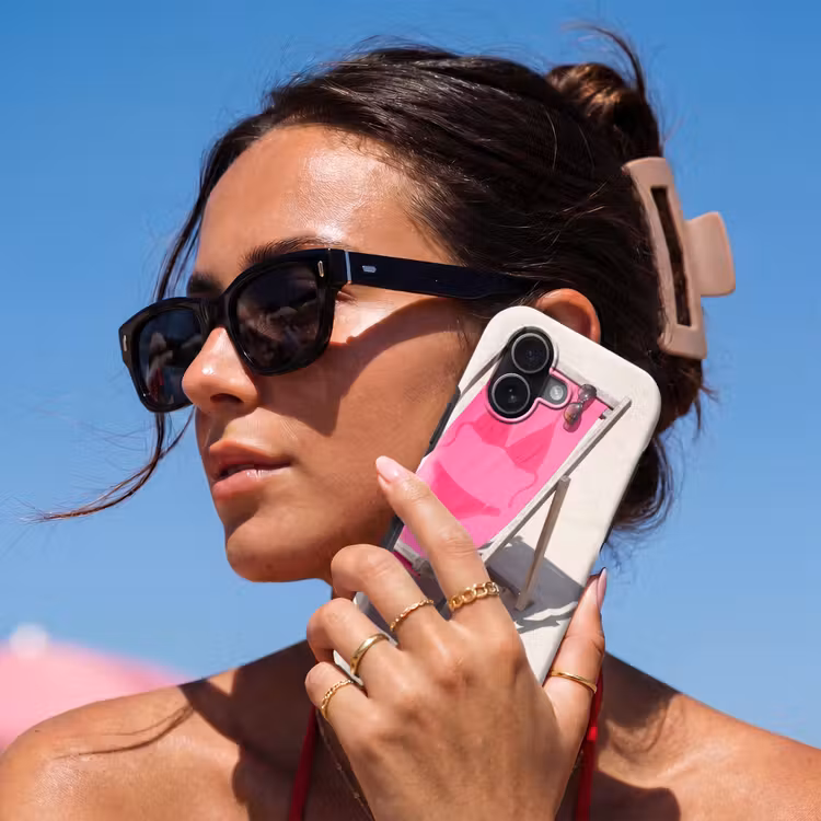 Strand - Ligstoel - Badkleding - Zomer - Roze Toughcase MagSafe Apple iPhone 17 klein -Sfeer2V