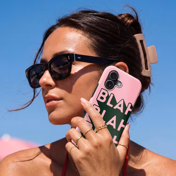 Tekst - Grafisch - Groen - Schaduw Toughcase MagSafe Apple iPhone 17 klein -Sfeer2V