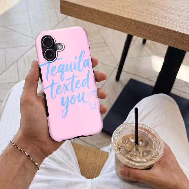 Tequila texted you - Roze - Blauw Toughcase MagSafe Apple iPhone 17 klein -Sfeer1M