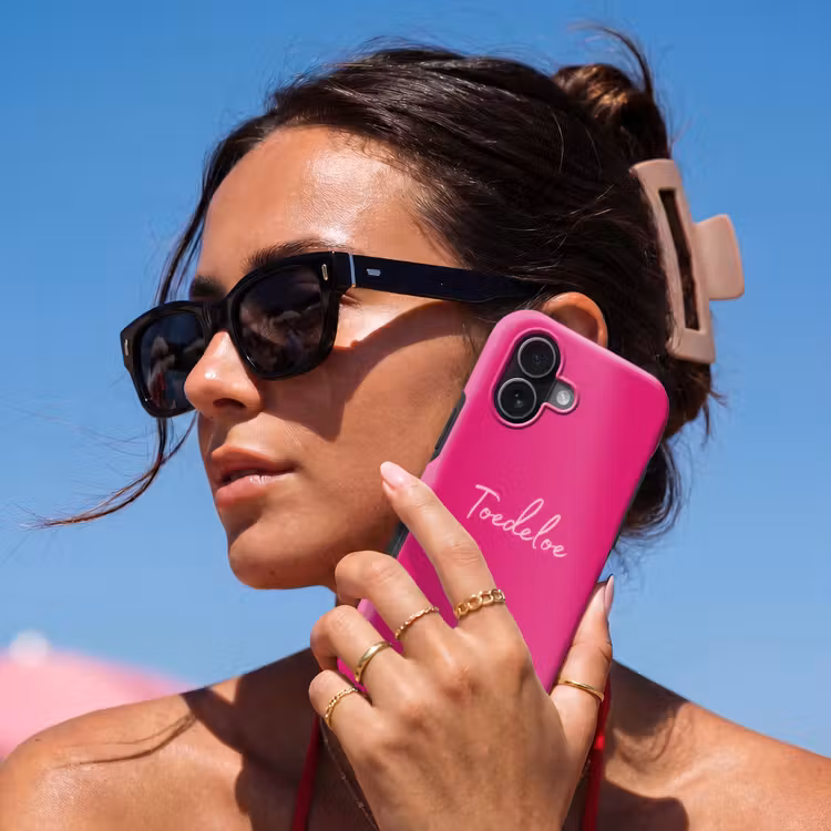 Toedeloe - Roze Toughcase MagSafe Apple iPhone 17 klein -Sfeer2V