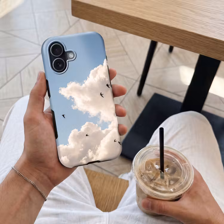 Vogel - Vlucht - Wolken - Natuur - Blauw Toughcase MagSafe Apple iPhone 17 klein -Sfeer1M