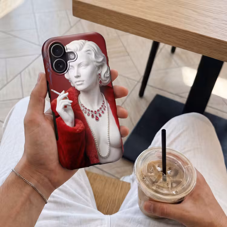 Vrouw - Bontjas - Mode - Klassiek - Rood Toughcase MagSafe Apple iPhone 17 klein -Sfeer1M
