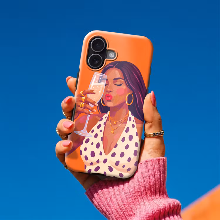 Vrouw - Champagne - Feest - Modern - Oranje Toughcase MagSafe Apple iPhone 17 klein -Sfeer1V