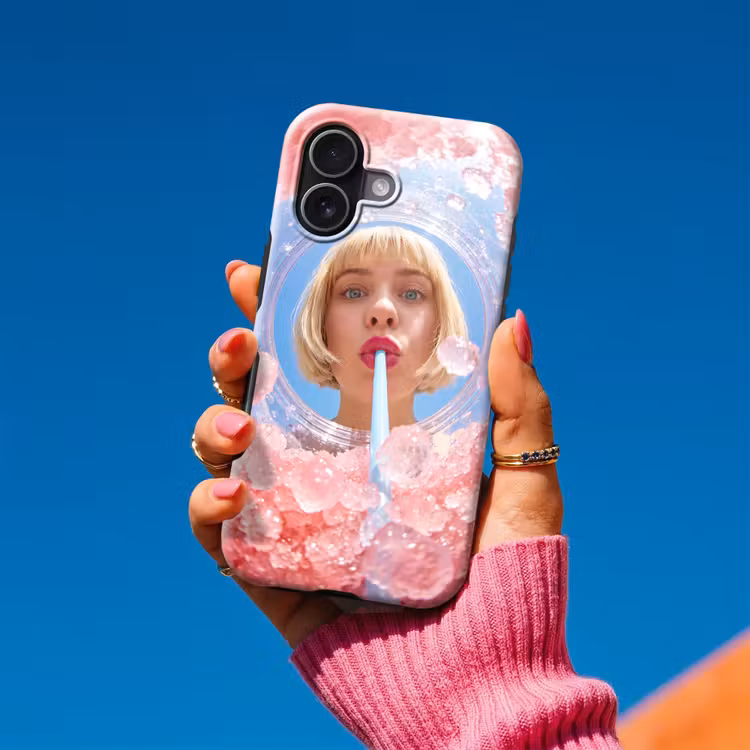 Vrouw - Drank - Zomer - Roze - Blauw Toughcase MagSafe Apple iPhone 17 klein -Sfeer1V