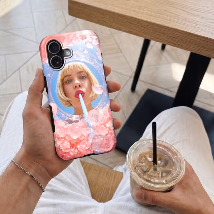 Vrouw - Drank - Zomer - Roze - Blauw Toughcase MagSafe Apple iPhone 17 klein -Sfeer1M