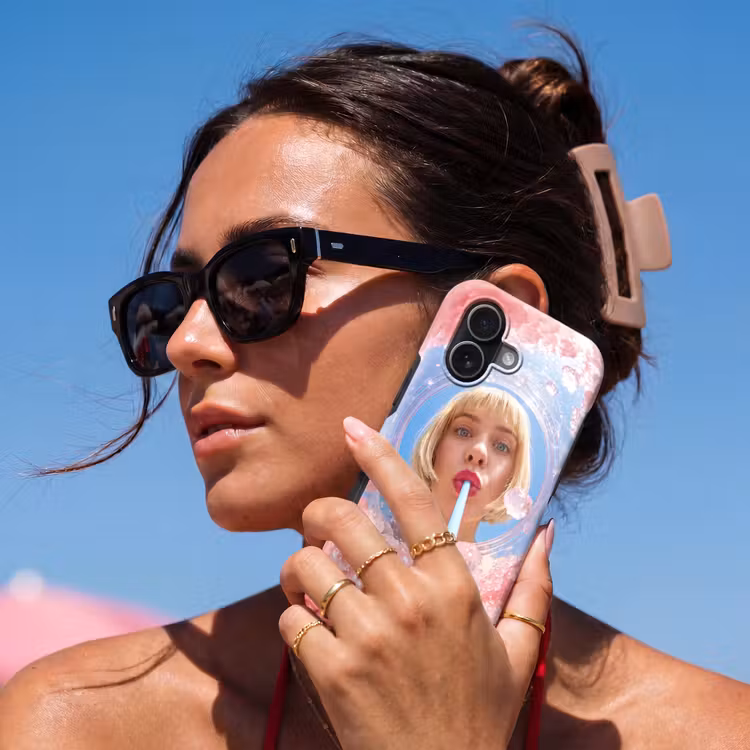 Vrouw - Drank - Zomer - Roze - Blauw Toughcase MagSafe Apple iPhone 17 klein -Sfeer2V