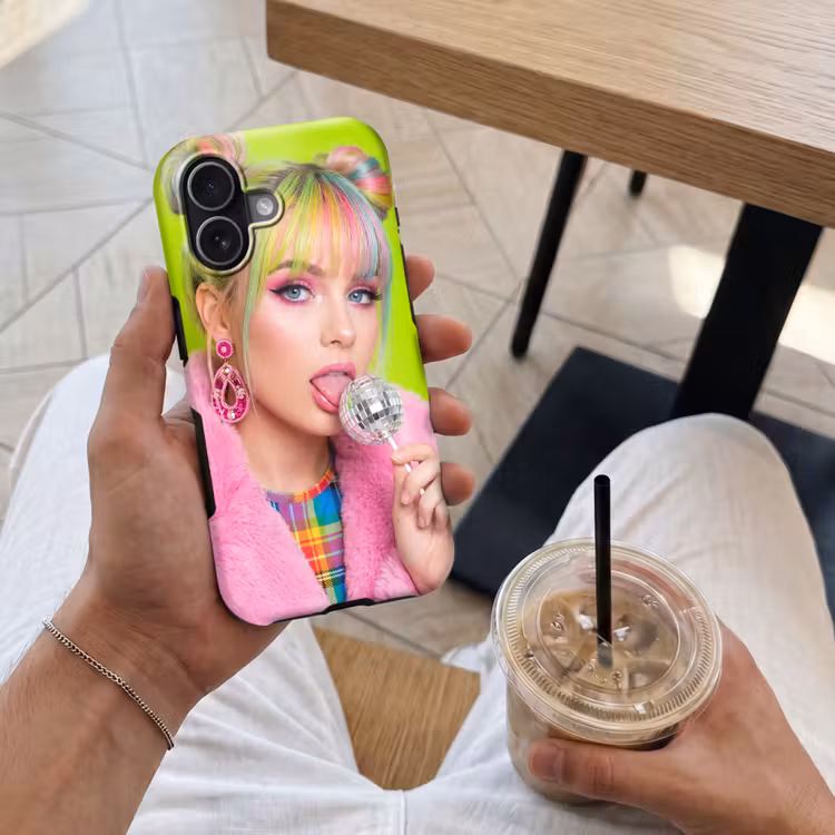 Vrouw - Kleurrijk haar - Pop art - Modern - Levendig Toughcase MagSafe Apple iPhone 17 klein -Sfeer1M