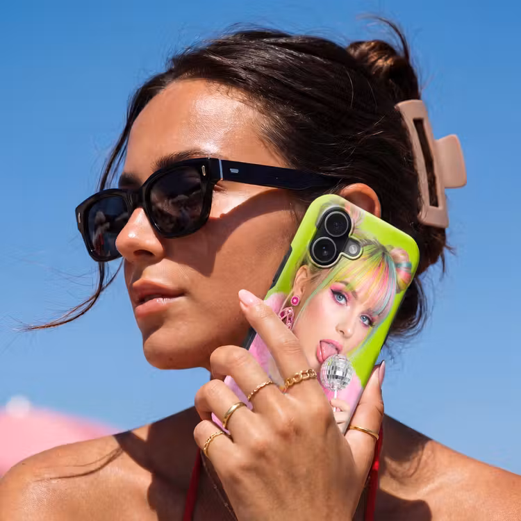 Vrouw - Kleurrijk haar - Pop art - Modern - Levendig Toughcase MagSafe Apple iPhone 17 klein -Sfeer2V