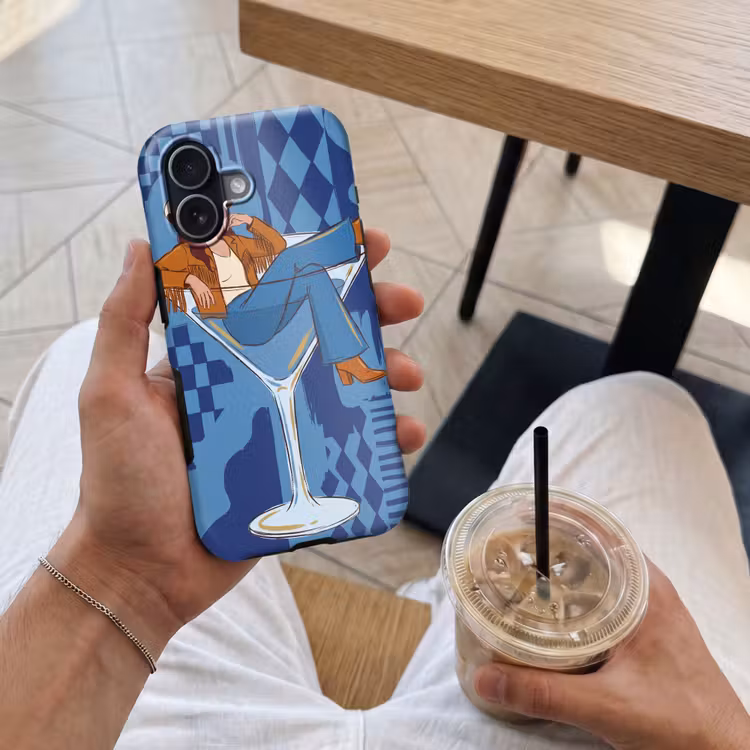 Vrouw - Martini glas - Abstract - Blauw - Kunst Toughcase MagSafe Apple iPhone 17 klein -Sfeer1M