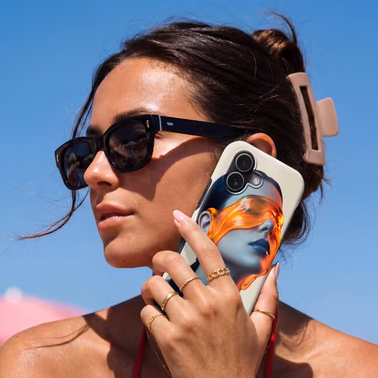 Vrouw - Oranje - Abstract - Modern - Kleurrijk Toughcase MagSafe Apple iPhone 17 klein -Sfeer2V