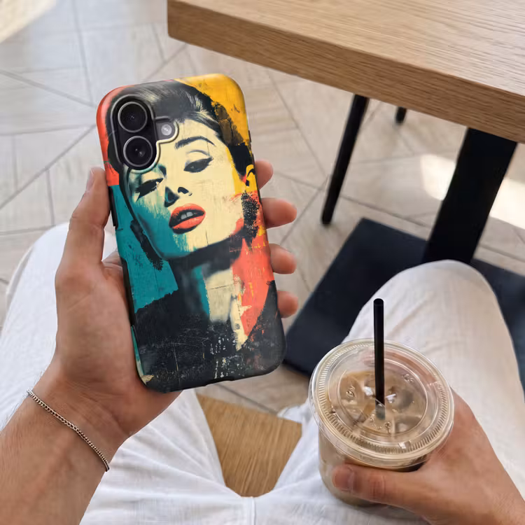 Vrouw - Rode lippen - Expressief - Grafisch Toughcase MagSafe Apple iPhone 17 klein -Sfeer1M