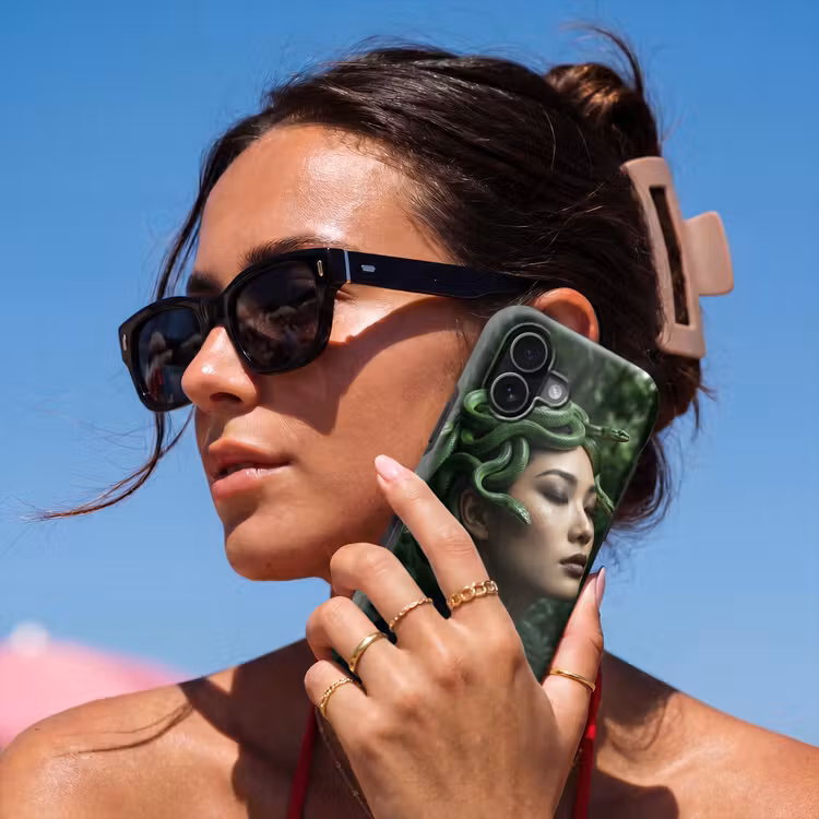 Vrouw - Slang - Natuur - Mystiek - Groen Toughcase MagSafe Apple iPhone 17 klein -Sfeer2V