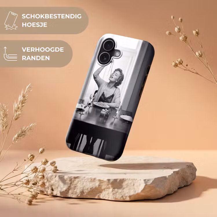 Vrouw - Spaghetti - Zwart - Wit Toughcase MagSafe Apple iPhone 17 klein -USP_RandenV_NL