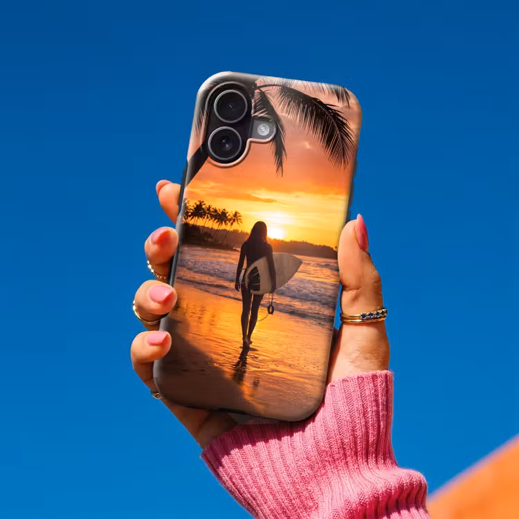 Vrouw - Surfplank - Strand - Zonsondergang - Oranje Toughcase MagSafe Apple iPhone 17 klein -Sfeer1V