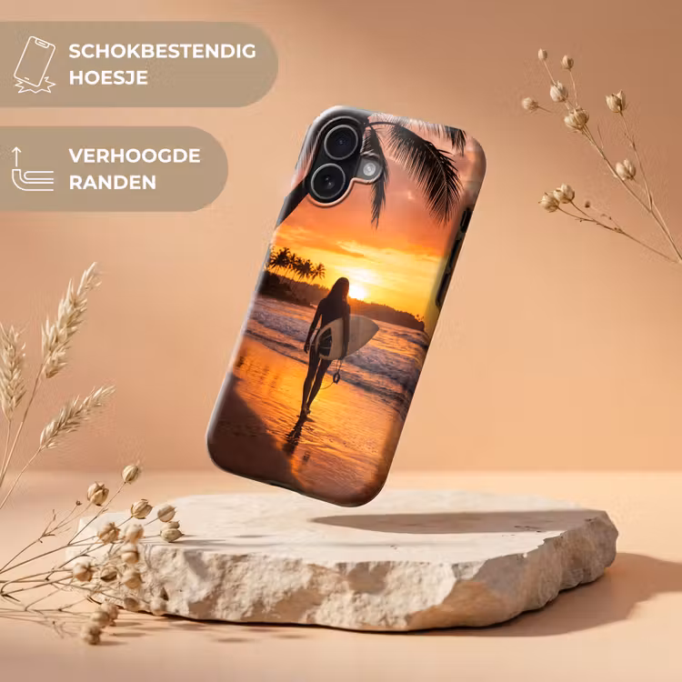 Vrouw - Surfplank - Strand - Zonsondergang - Oranje Toughcase MagSafe Apple iPhone 17 klein -USP_RandenV_NL