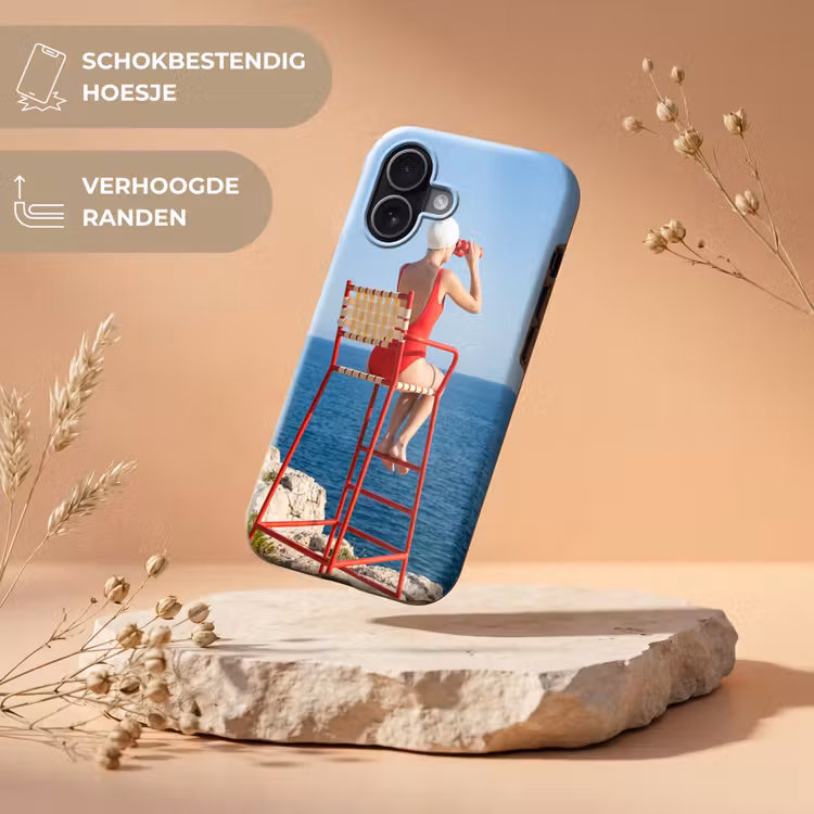 Vrouw - Zee - Kust - Verrekijker - Rood Toughcase MagSafe Apple iPhone 17 klein -USP_RandenV_NL
