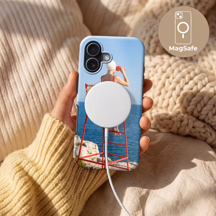 Vrouw - Zee - Kust - Verrekijker - Rood Toughcase MagSafe Apple iPhone 17 klein -USP_MagsafeV