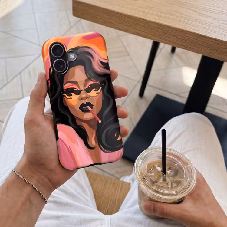Vrouw - Zonnebril - Modern - Portret - Oranje Toughcase MagSafe Apple iPhone 17 klein -Sfeer1M