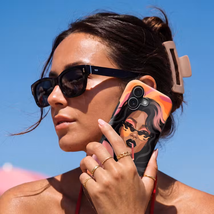 Vrouw - Zonnebril - Modern - Portret - Oranje Toughcase MagSafe Apple iPhone 17 klein -Sfeer2V