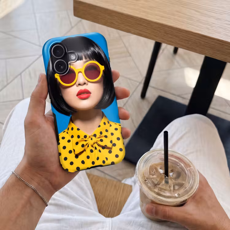 Vrouw - Zonnebril - Pop Art - Portret - Geel Toughcase MagSafe Apple iPhone 17 klein -Sfeer1M