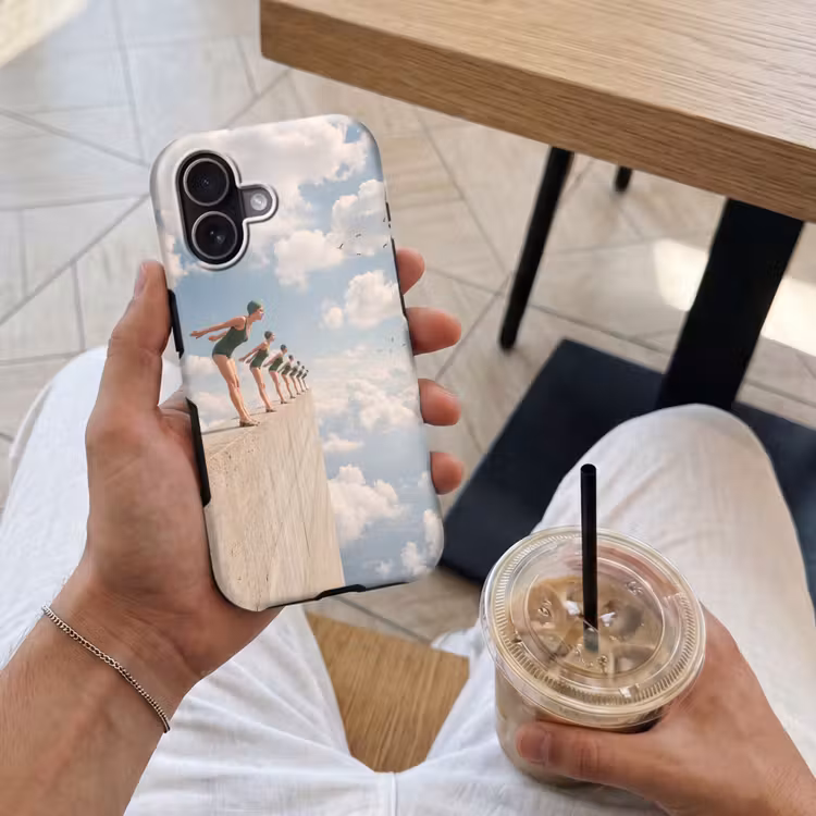 Telefoonhoesje Toughcase - Vrouwen - Duikhouding - Wolken - Vrouwen - Duikhouding - Wolken Toughcase MagSafe Apple iPhone 17 klein