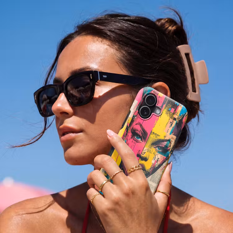 Vrouwengezicht - Krantenpapier - Abstract - Roze Toughcase MagSafe Apple iPhone 17 klein -Sfeer2V