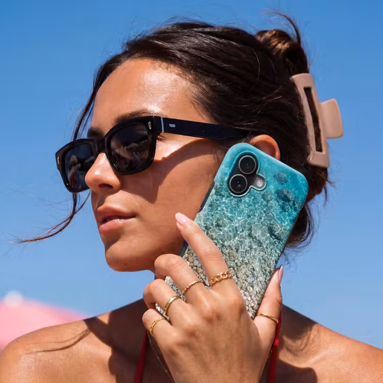 Water - Kiezels - Natuur - Levendig - Turkoois Toughcase MagSafe Apple iPhone 17 klein -Sfeer2V