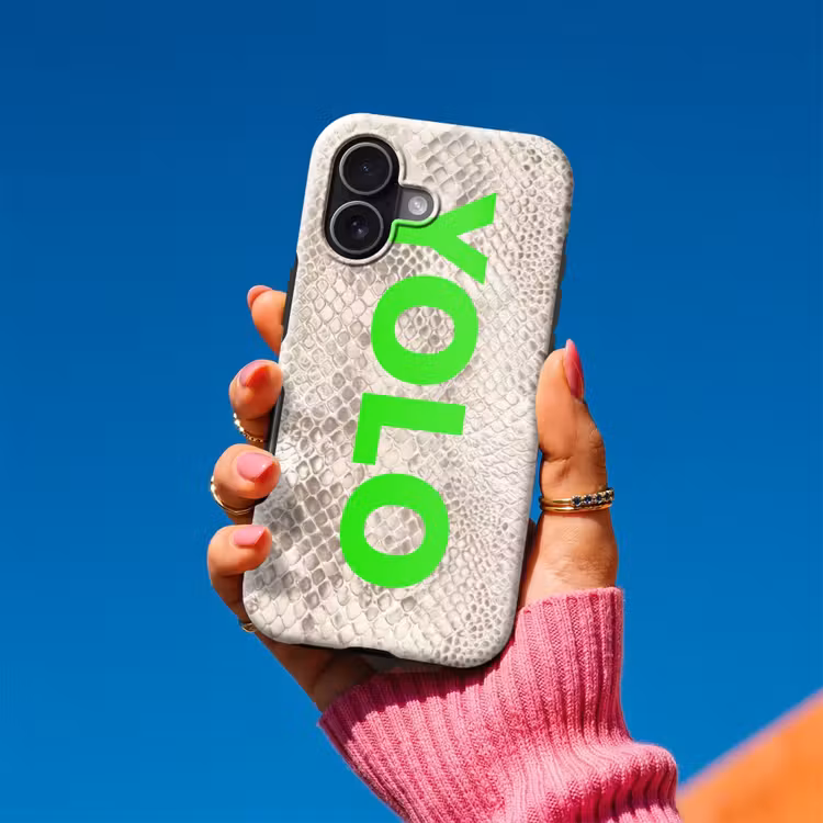 YOLO - Groen - Neon - Slangenprnt Toughcase MagSafe Apple iPhone 17 klein -Sfeer1V