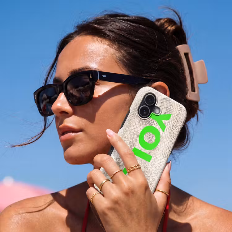 YOLO - Groen - Neon - Slangenprnt Toughcase MagSafe Apple iPhone 17 klein -Sfeer2V
