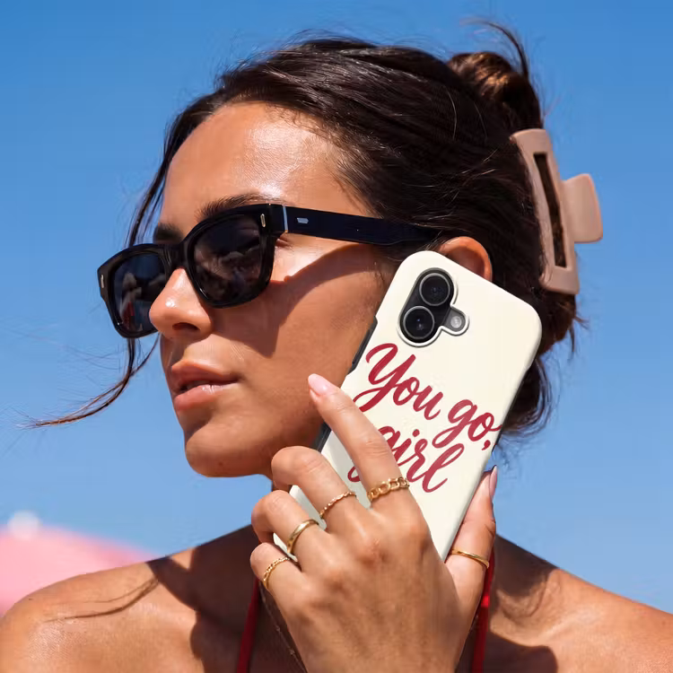 you go girl - Rood - Wit Toughcase MagSafe Apple iPhone 17 klein -Sfeer2V