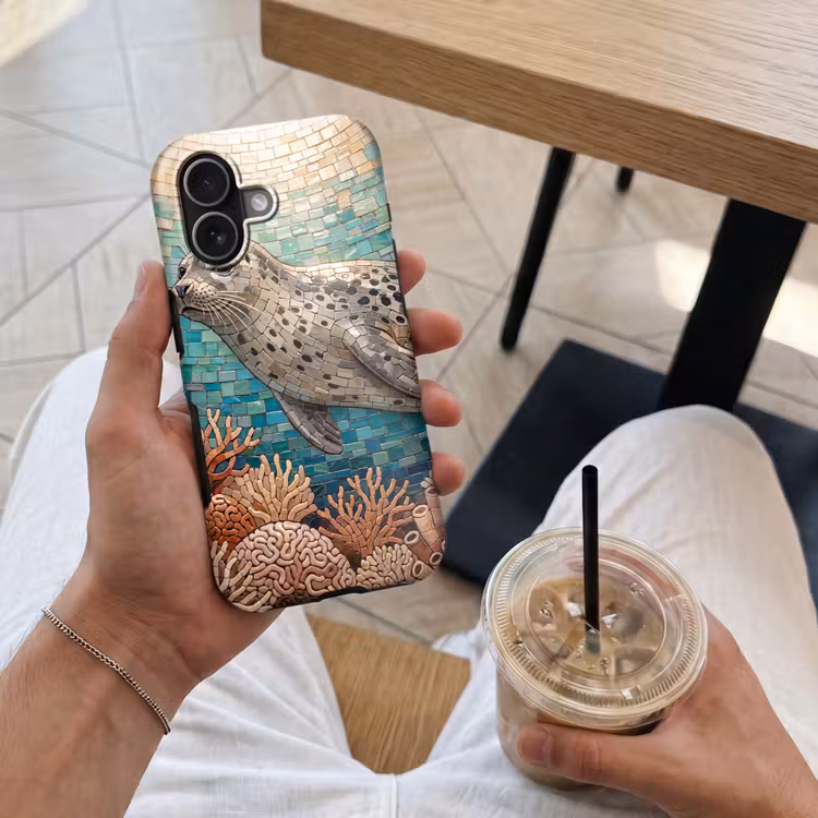 Zeehond - Mozaïek - Onderwater - Dieren - Blauw Toughcase MagSafe Apple iPhone 17 klein -Sfeer1M
