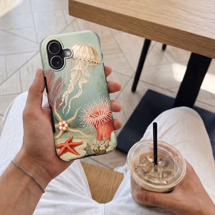 Zeeleven - Kwal - Onderwater - Illustratie - Beige Toughcase MagSafe Apple iPhone 17 klein -Sfeer1M