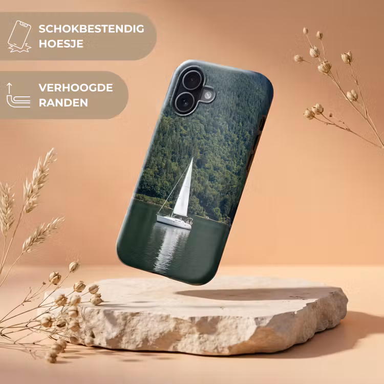 Zeilboot - Water - Bergen - Natuur - Groen Toughcase MagSafe Apple iPhone 17 klein -USP_RandenV_NL