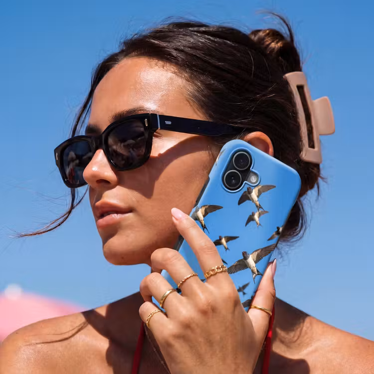 Zwaluwen - Vliegen - Blauw Toughcase MagSafe Apple iPhone 17 klein -Sfeer2V