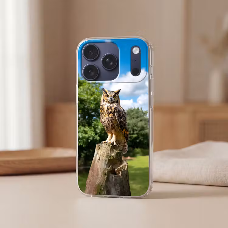 Uil - Boomstronk - Bos - Lucht Telefoonhoesje iPhone 17 Pro klein -sfeer2