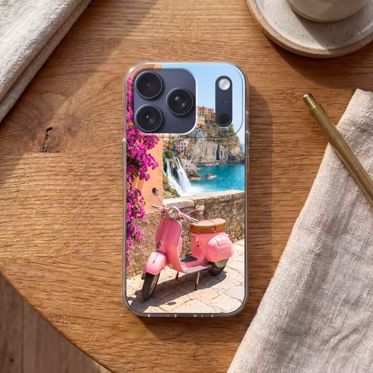 Voertuig - Roze - Kust - Zomer - Reizen Telefoonhoesje iPhone 17 Pro klein -sfeer1