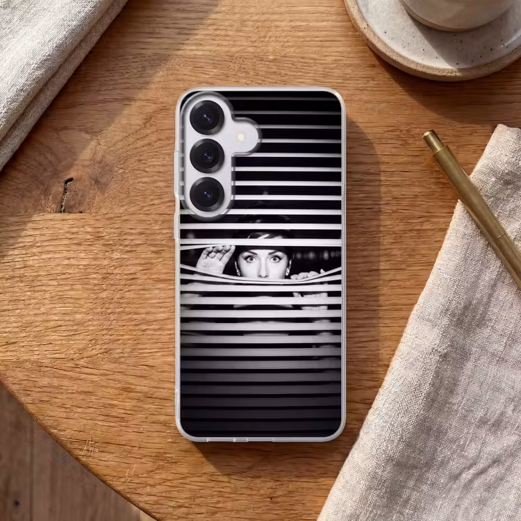Vrouw - Jaloezieën - Portret - Zwart-wit Telefoonhoesje Samsung Galaxy S26 klein -sfeer1